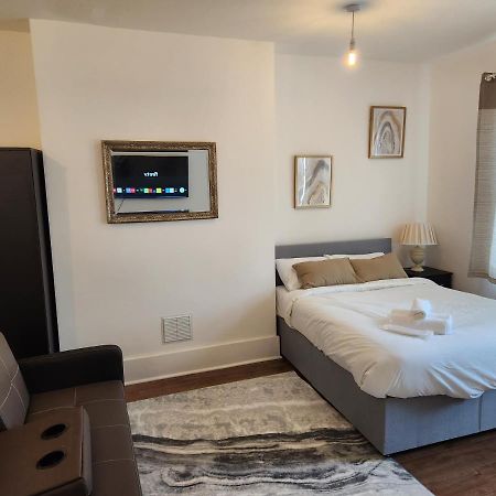 Immaculate 1-Bedroom In Greenhithe Экстерьер фото