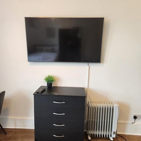 Immaculate 1-Bedroom In Greenhithe Экстерьер фото