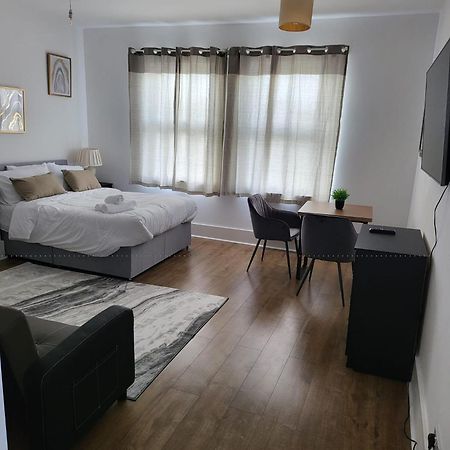 Immaculate 1-Bedroom In Greenhithe Экстерьер фото