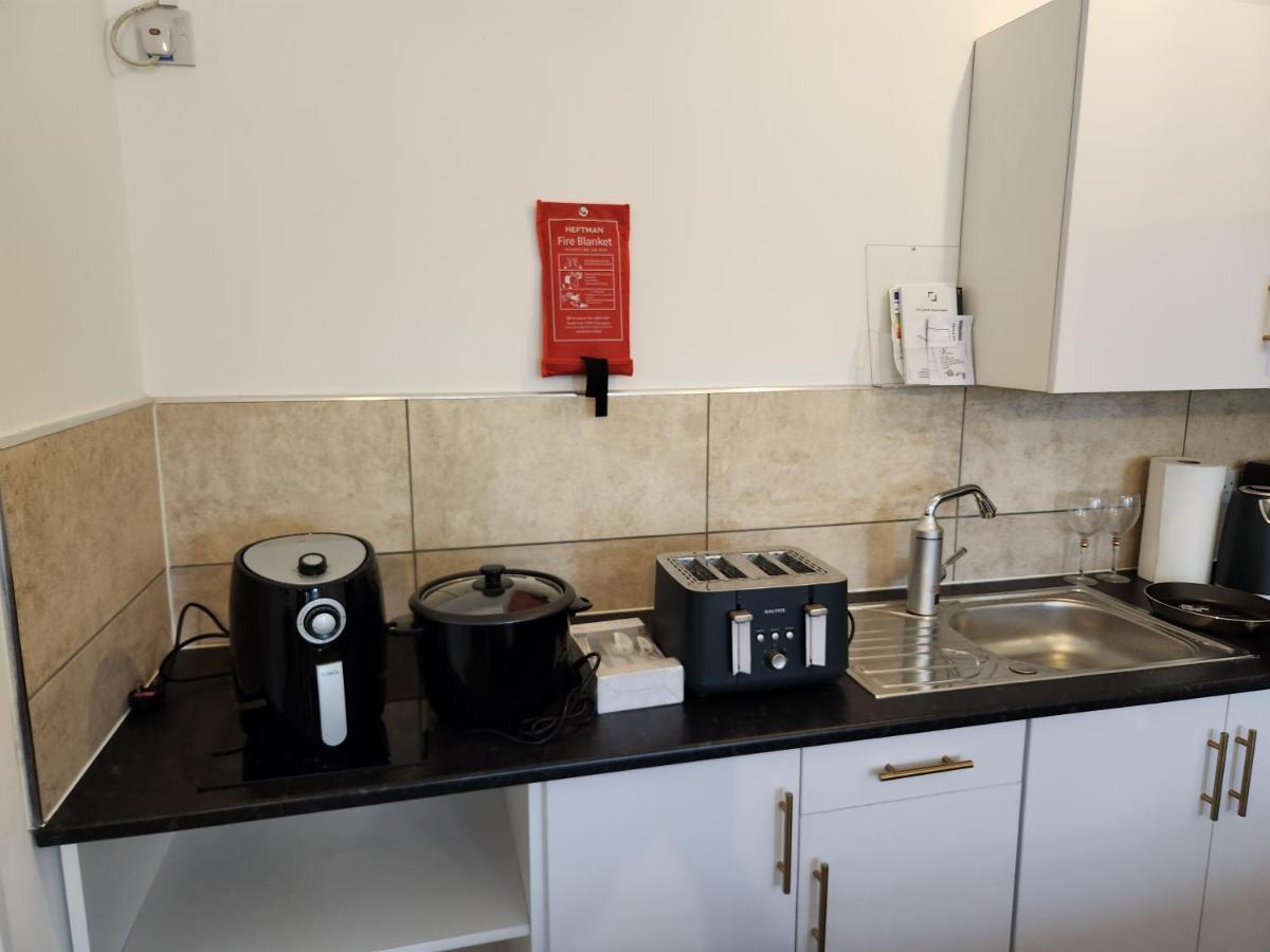 Immaculate 1-Bedroom In Greenhithe Экстерьер фото