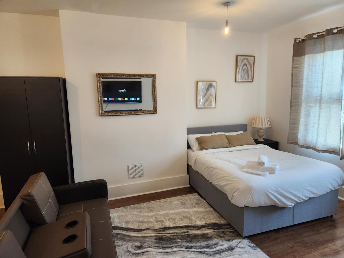 Immaculate 1-Bedroom In Greenhithe Экстерьер фото
