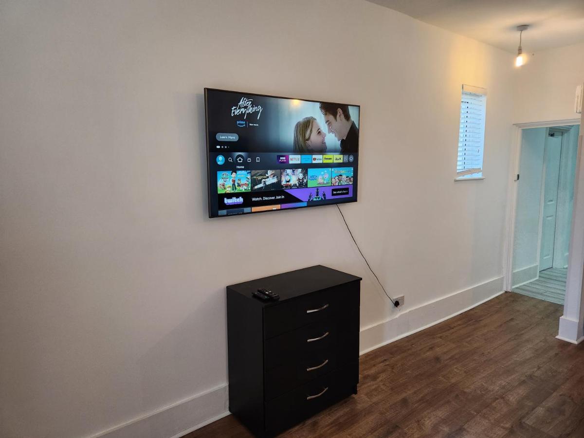 Immaculate 1-Bedroom In Greenhithe Экстерьер фото