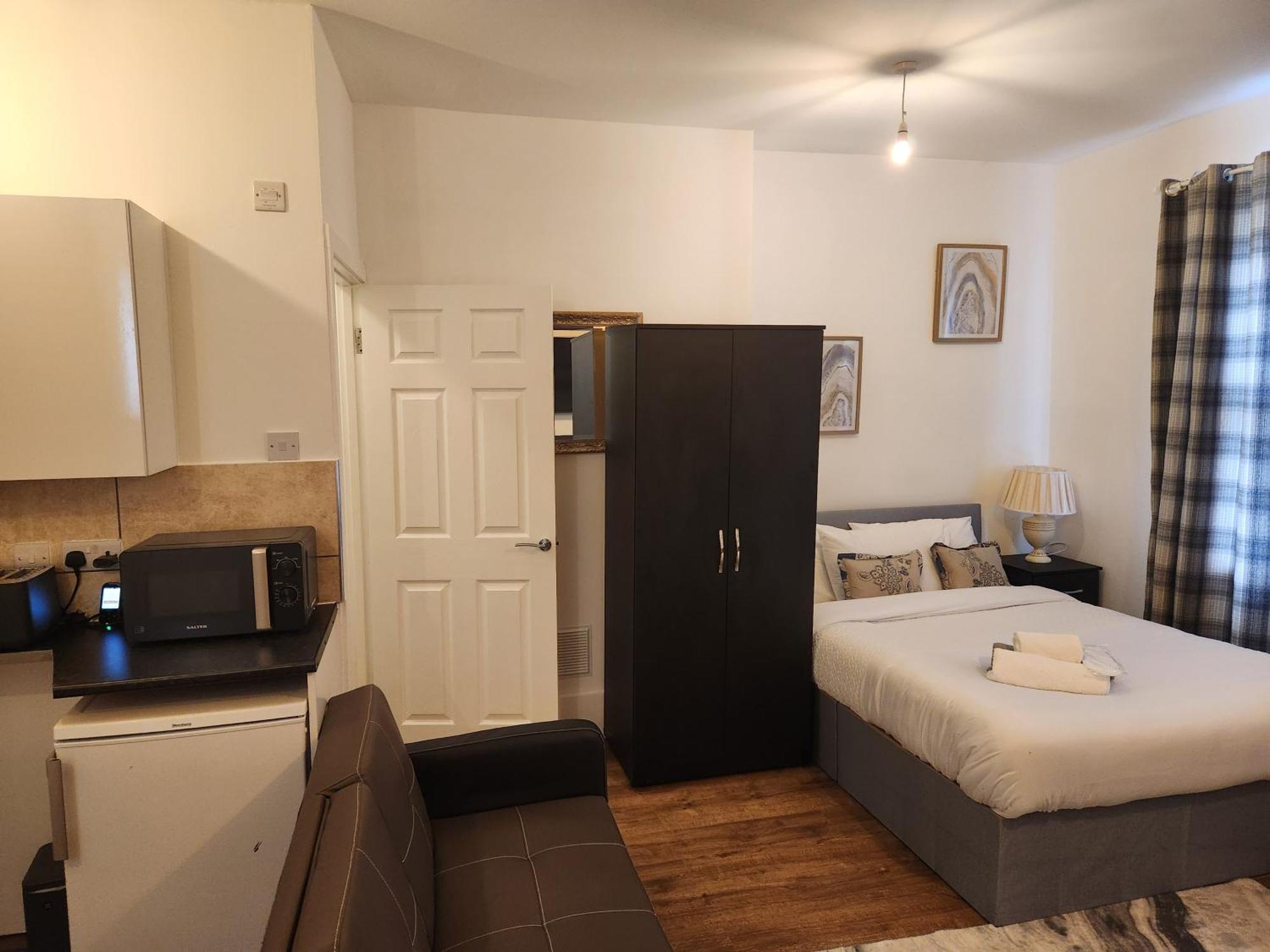 Immaculate 1-Bedroom In Greenhithe Экстерьер фото