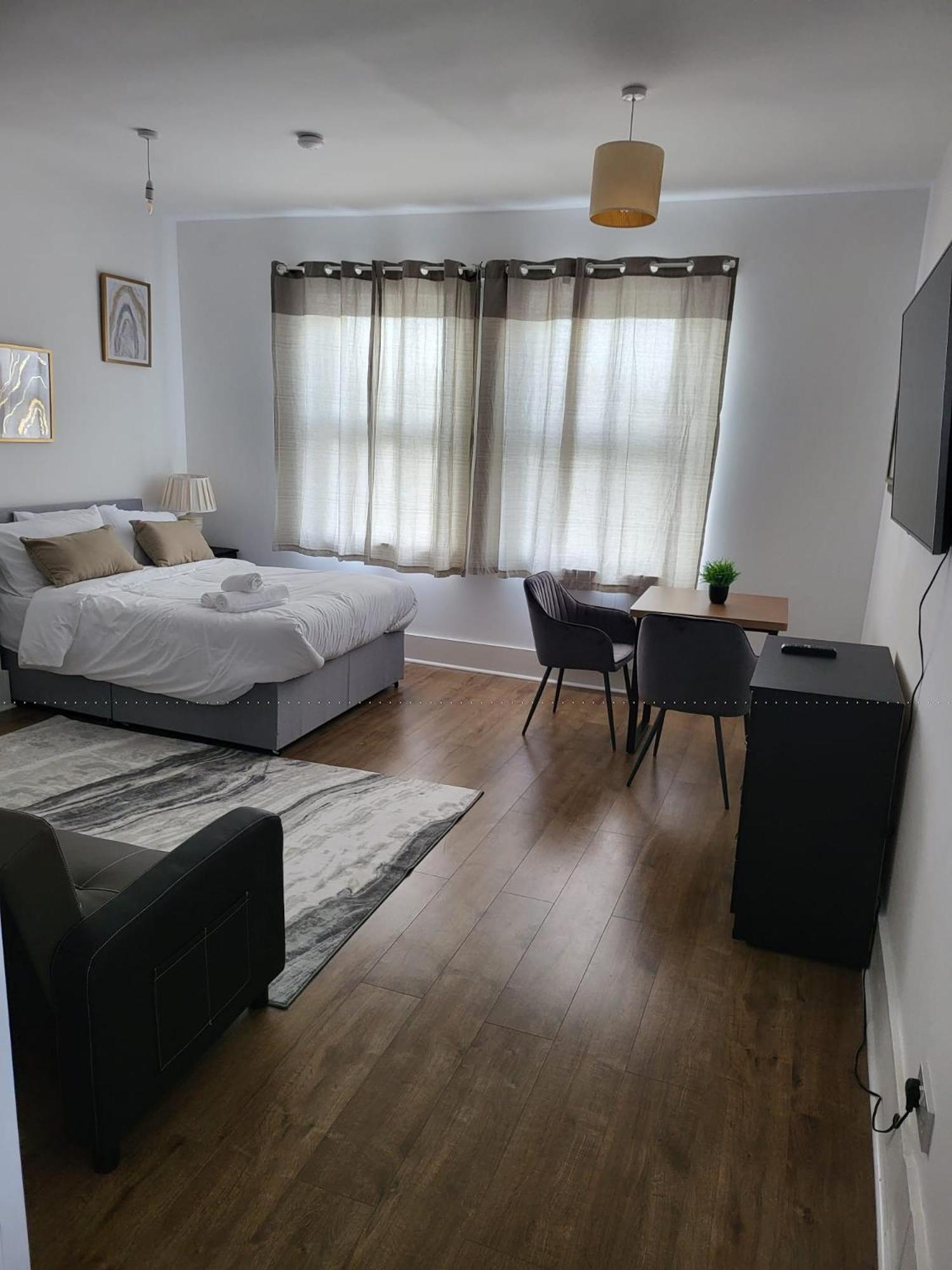 Immaculate 1-Bedroom In Greenhithe Экстерьер фото