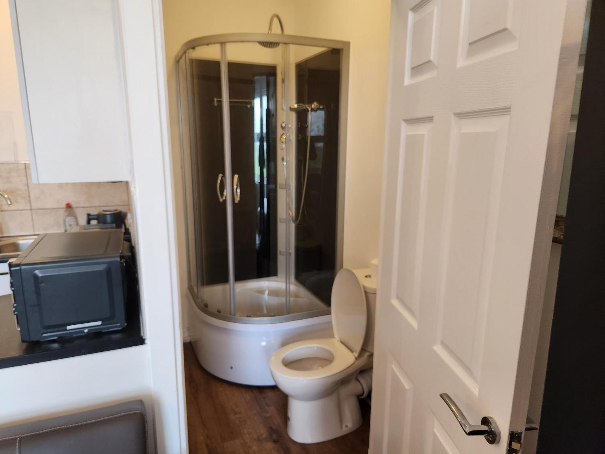 Immaculate 1-Bedroom In Greenhithe Экстерьер фото