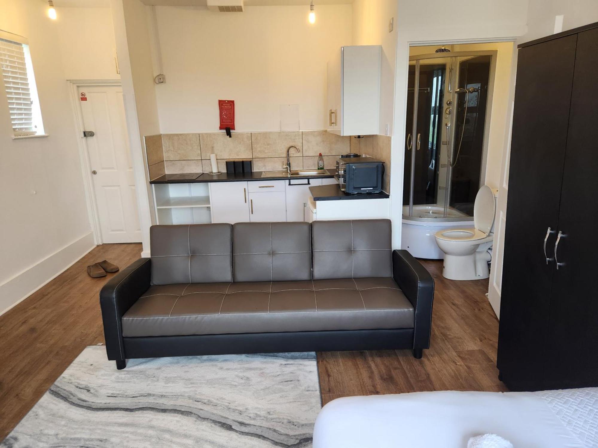 Immaculate 1-Bedroom In Greenhithe Экстерьер фото